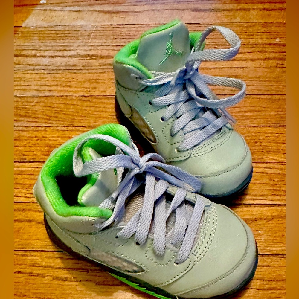 Toddler Retro Jordan’s (Size 5c)